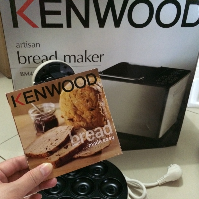 Penampakan Bread Maker Kenwood BM45, CD isi manual book dan resep, juga Doughnut Maker Oxone